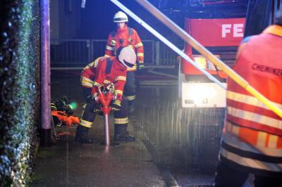 Leinfelden-Echterdingen: Unbekannter Rauch sorgt fuer Feuerwehreinsatz und Evakuierung